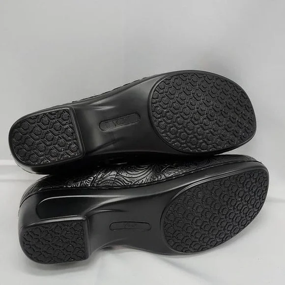 YUU Bethanee Womens Tooled Faux Leather Floral Slip On Clogs Shoes Black Size 9M - Picture 9 of 10